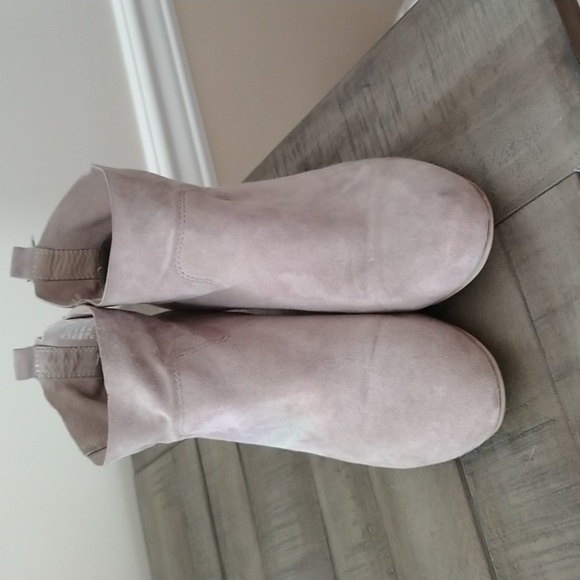 Steve Madden suede light grey/ tan booties size 6.5 Heel is 4.5cm - Picture 3 of 6